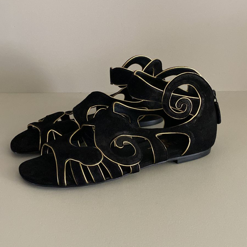 Sandália Chanel Black/Gold Suede Gladiator - 37 Sandália Chanel Black/Gold Suede Gladiator - 37