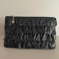 Clutch Chanel preta lambskin babados