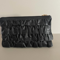 Clutch Chanel preta lambskin babados
