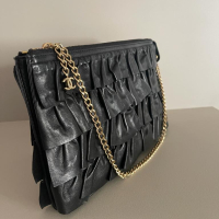 Clutch Chanel preta lambskin babados