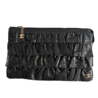 Clutch Chanel preta lambskin babados