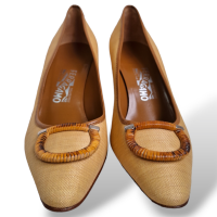 Scarpin Salvatore Ferragamo Palha Bege-38