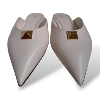 Mule Valentino Off White com Spike Dourada - 35