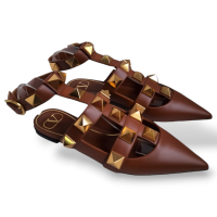 Sapatilha Valentino Roman Stud Caramelo com Spikes Douradas-35