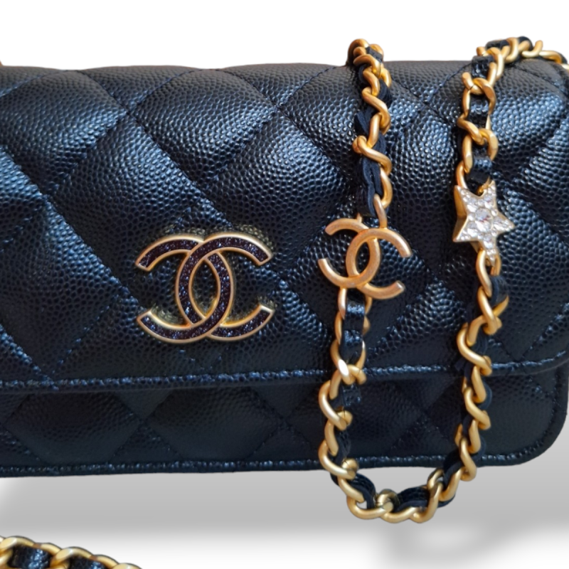 Bolsa Chanel Wallet On Chain Caviar Preta com Ferragem Gold e Strass Bolsa Chanel Wallet On Chain Caviar Preta com Ferragem Gold e Strass