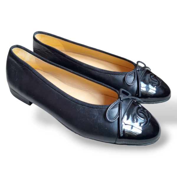 Sapatilha Chanel em Couro e Ponteira de Verniz Preta - 34