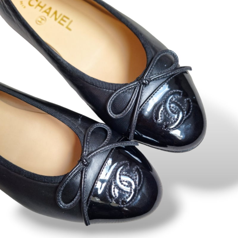 Sapatilha Chanel em Couro e Ponteira de Verniz Preta - 34 Sapatilha Chanel em Couro e Ponteira de Verniz Preta - 34