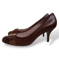  Scarpin Salvatore Ferragamo em Couro Caramelo-37