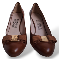  Scarpin Salvatore Ferragamo em Couro Caramelo-37