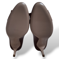  Scarpin Salvatore Ferragamo em Couro Caramelo-37
