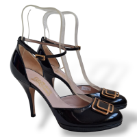 Scarpin Salvatore Ferragamo em Verniz Preto com Fivela Dourada-37