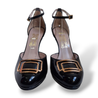 Scarpin Salvatore Ferragamo em Verniz Preto com Fivela Dourada-37