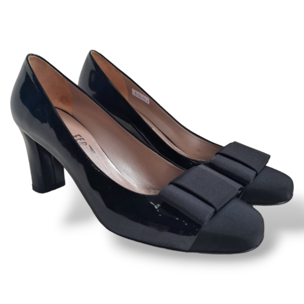 Scarpin Salvatore Ferragamo em Verniz Preto-37