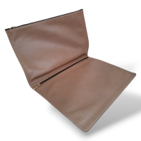 Clutch Carolina Herrera Preta, Taupe com Tassel Vermelho 