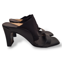 Sandália Salvatore Ferragamo Preta com Elástico