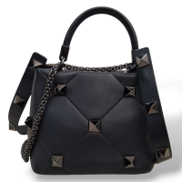 Bolsa Valentino Roman Stud The Handle Preta
