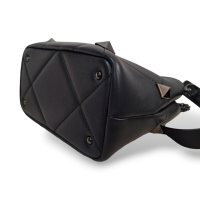 Bolsa Valentino Roman Stud The Handle Preta