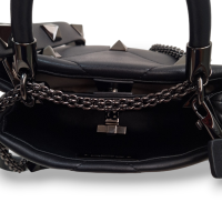 Bolsa Valentino Roman Stud The Handle Preta