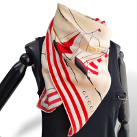 Lenço Gucci Estampado em Bege, Vermelho e Branco