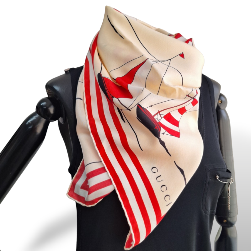 Lenço Gucci Estampado em Bege, Vermelho e Branco Lenço Gucci Estampado em Bege, Vermelho e Branco
