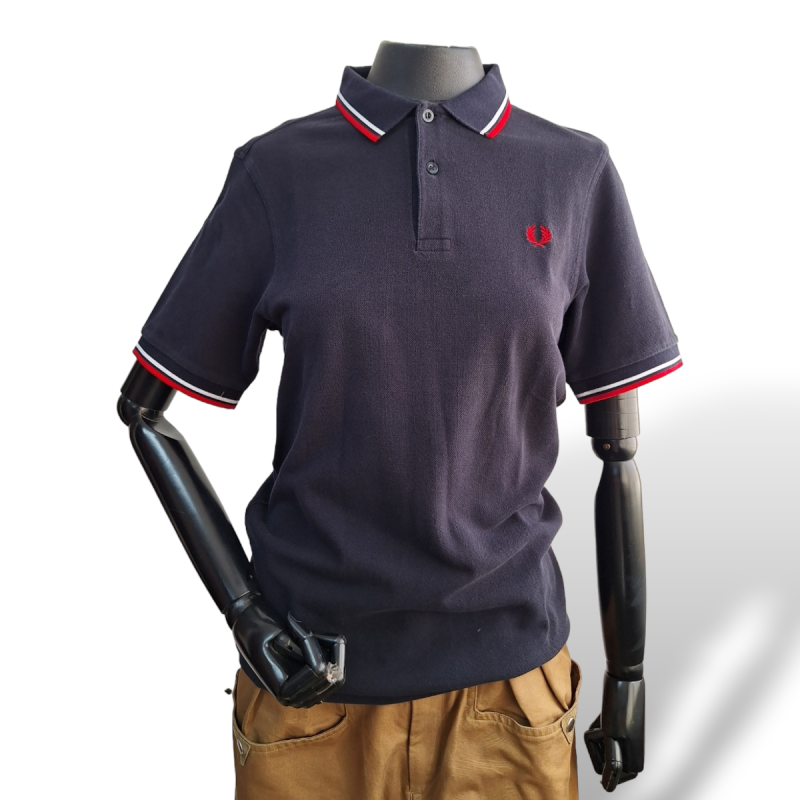 Camisa Polo Fred Perry Azul com Debrum Vermelho - M