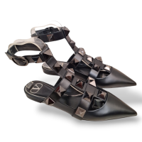 Sapatilha Valentino Garavani Roman Stud Preta com Ferragem Preta - 36