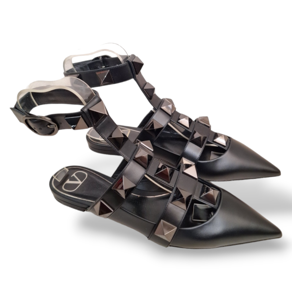 Sapatilha Valentino Garavani Roman Stud Preta com Ferragem Preta - 36 Sapatilha Valentino Garavani Roman Stud Preta com Ferragem Preta - 36