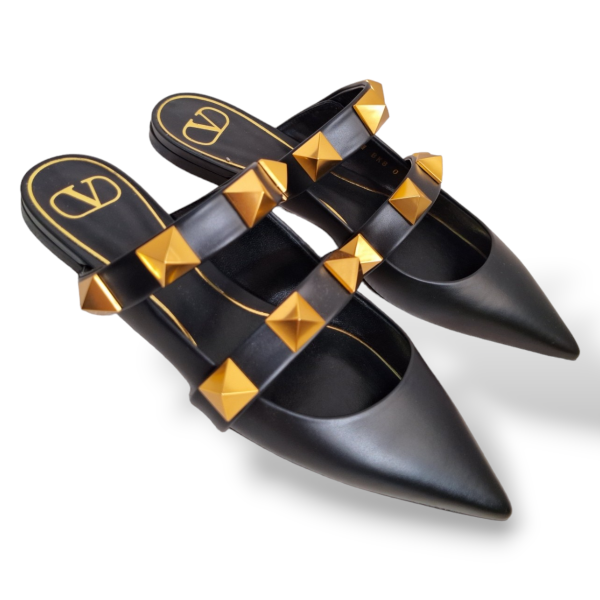 Mule Valentino Roman Stud Preta com Dourado