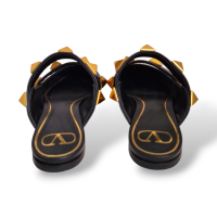 Mule Valentino Roman Stud Preta com Dourado
