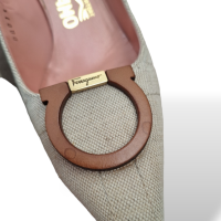 Scarpin Salvatore Ferragamo Off White com Fivela-35