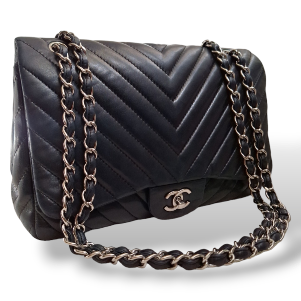 Bolsa Chanel Chevron Preta com Ferragem Prata