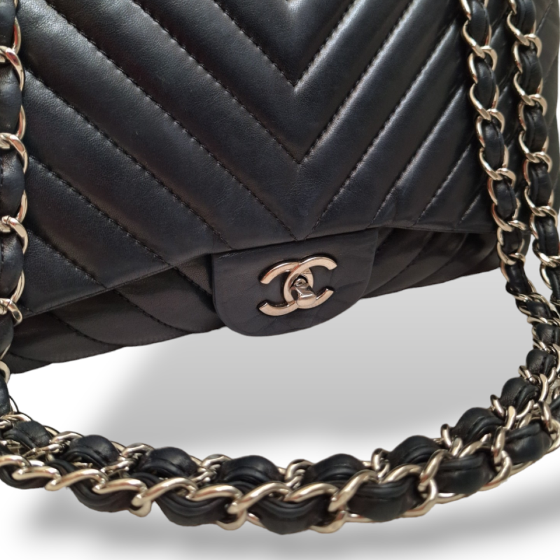 Bolsa Chanel Chevron Preta com Ferragem Prata
