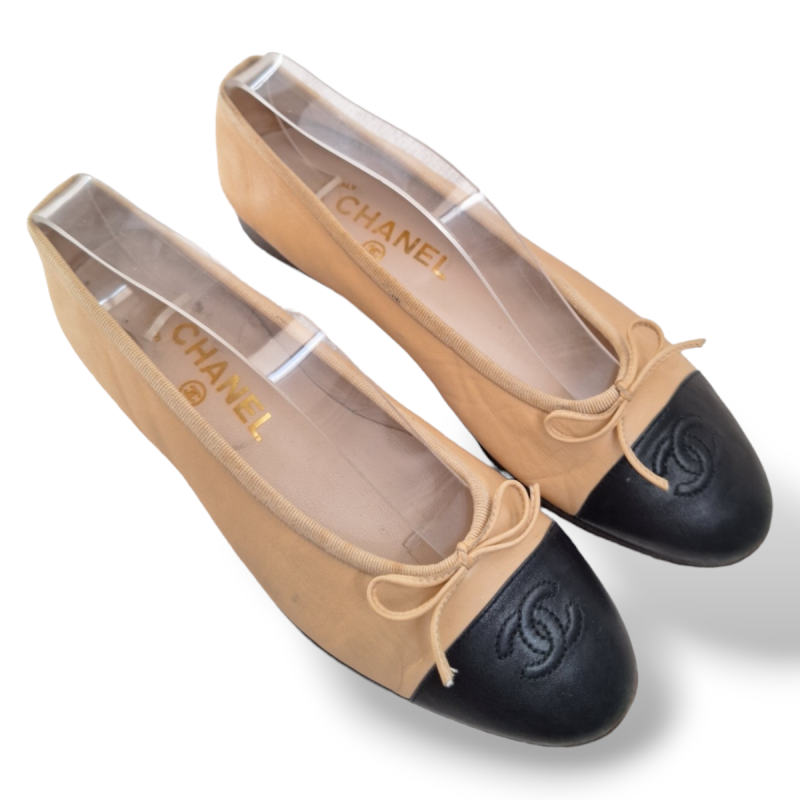 Sapatilha Chanel Bicolor Bege e Preta - 35 Sapatilha Chanel Bicolor Bege e Preta - 35
