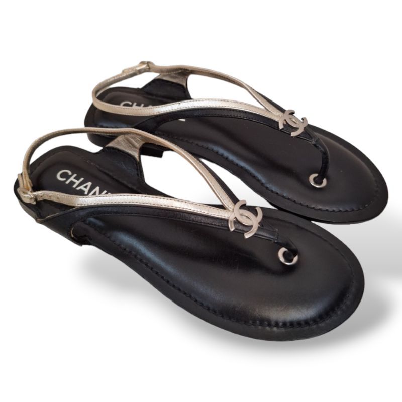 Rasteira Chanel Preta com Debrun Prata - 36 Rasteira Chanel Preta com Debrun Prata - 36