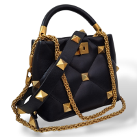 Bolsa Valentino Roman Stud The Handle Preta com Dourado