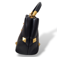 Bolsa Valentino Roman Stud The Handle Preta com Dourado