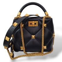 Bolsa Valentino Roman Stud The Handle Preta com Dourado
