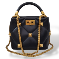 Bolsa Valentino Roman Stud The Handle Preta com Dourado