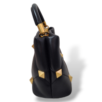 Bolsa Valentino Roman Stud The Handle Preta com Dourado