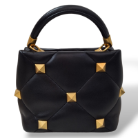Bolsa Valentino Roman Stud The Handle Preta com Dourado