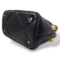 Bolsa Valentino Roman Stud The Handle Preta com Dourado