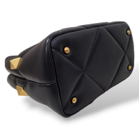 Bolsa Valentino Roman Stud The Handle Preta com Dourado