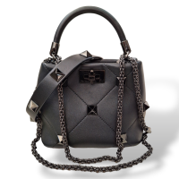 Bolsa Valentino Roman Stud The Handle Preta