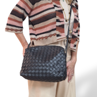 Bolsa Bottega Veneta Camera Loop Preta