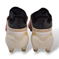 Chuteira Adidas branca e vermelha-37