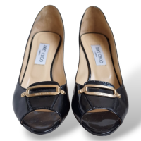 Scarpin Jimmy Choo Verniz Preto Fivela Dourada