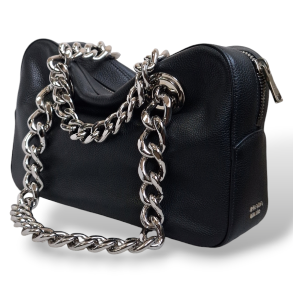 Bolsa Prada Preta com Alça de Correntes Bolsa Prada Preta com Alça de Correntes