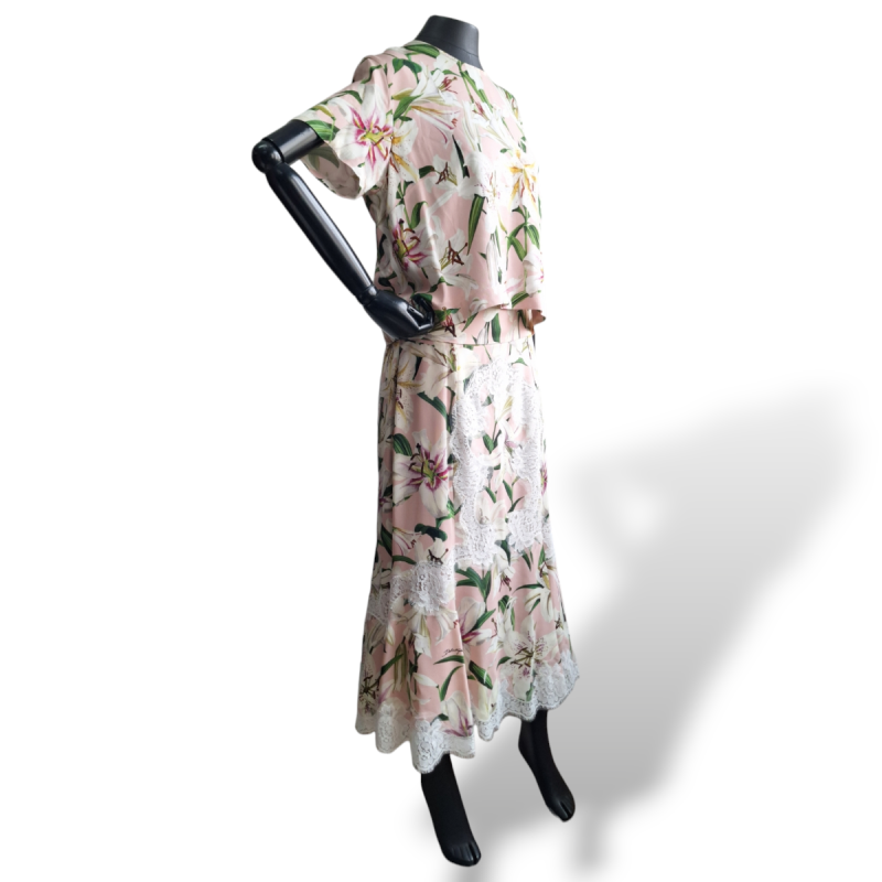 Conjunto Dolce Gabbana Lirios de Saia e Blusa- 44 Conjunto Dolce Gabbana Lirios de Saia e Blusa- 44
