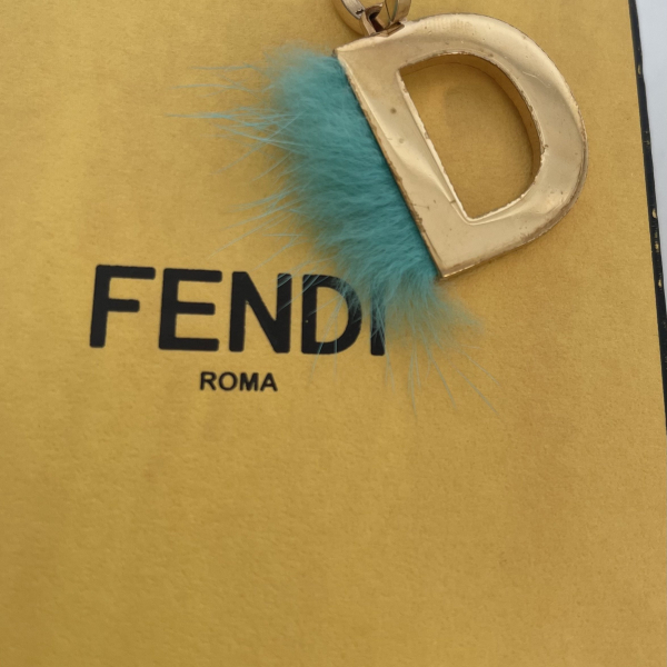 Pingente D Fendi Dourado