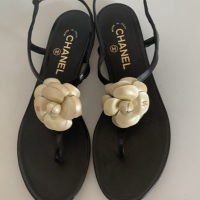 Rasteira Chanel Camélia Couro Preto